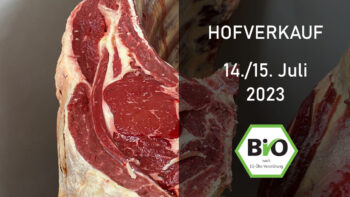 Ein hängendes Stück Fleisch. Daneben Termin des Hofverkaufs und das Biosiegel